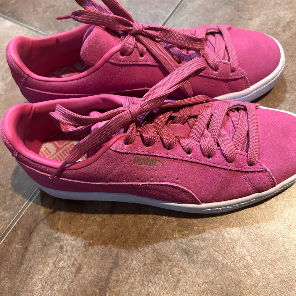 NWOT Hot Pink  Puma Women's Pink Sneakers